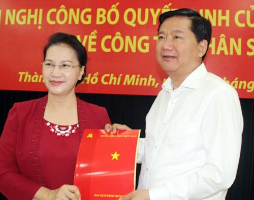 Chủ tịch Quốc hội Nguyễn Thị Kim Ngân trao quyết định phân công ông Đinh La Thăng ở vị trí mới. Ảnh: T.N
